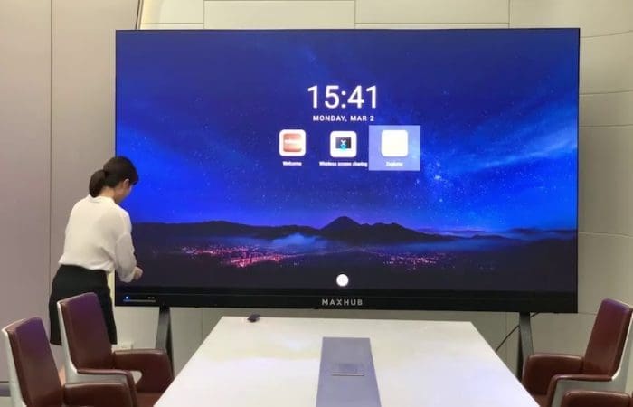 Écran d'affichage dynamique grand format installé en salle de réunion