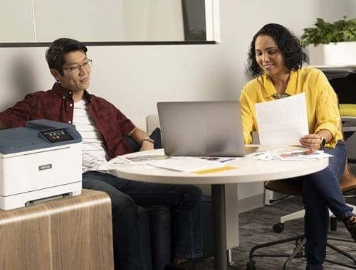 Xerox® C410 Imprimante couleur en situation au travail
