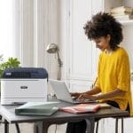 Imprimante couleur Xerox® C310 personne télétravail Imprimante couleur Xerox® C310 personne télétravail