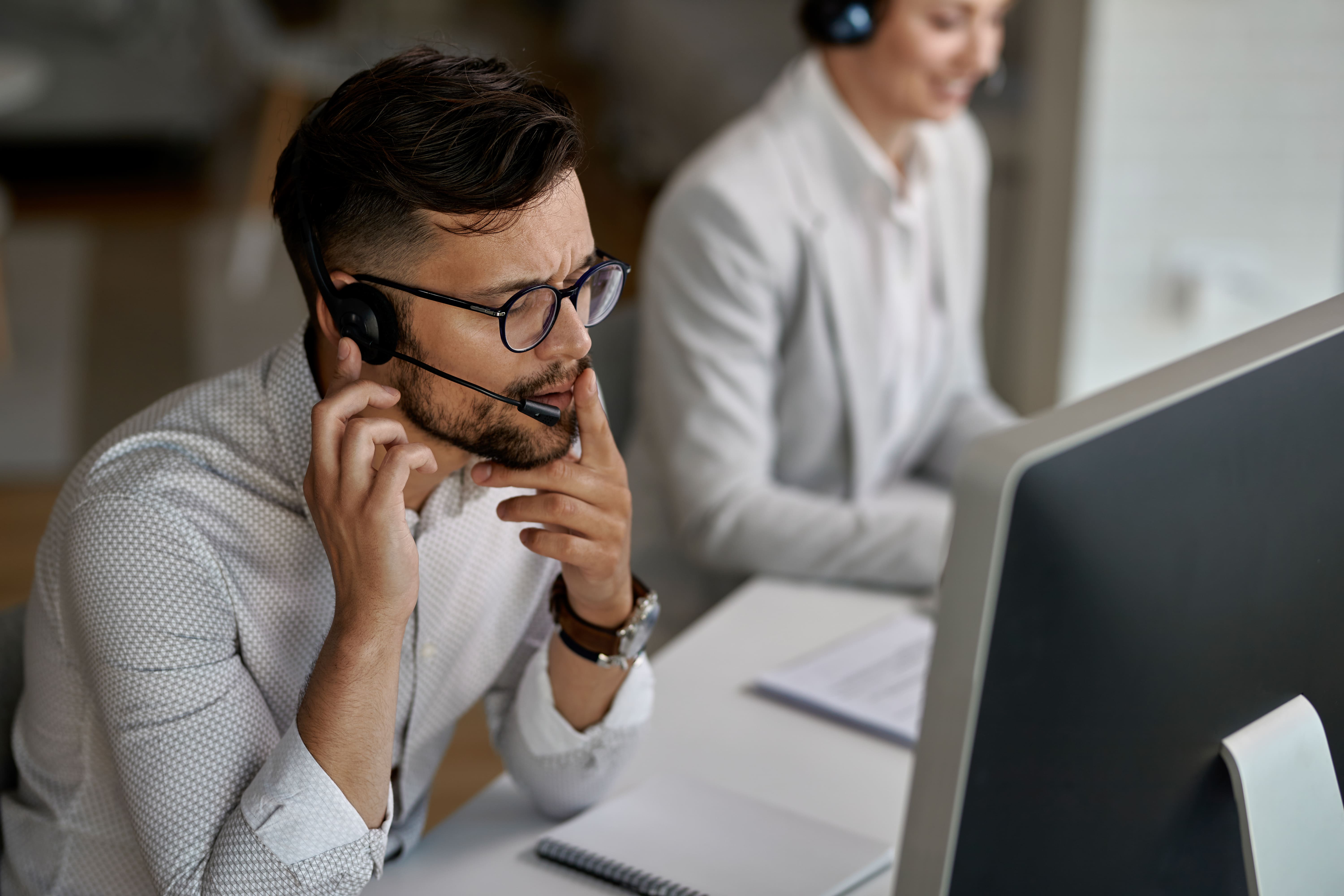 Professionnel avec casque et ordinateur illustrant la convergence IT téléphonie entreprise chez SOLUDOC.