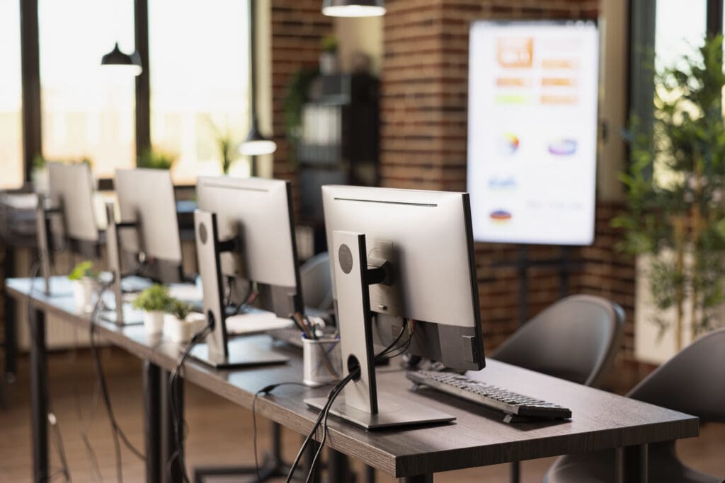 Bureau vide avec plusieurs postes informatiques &agrave; l'arr&ecirc;t