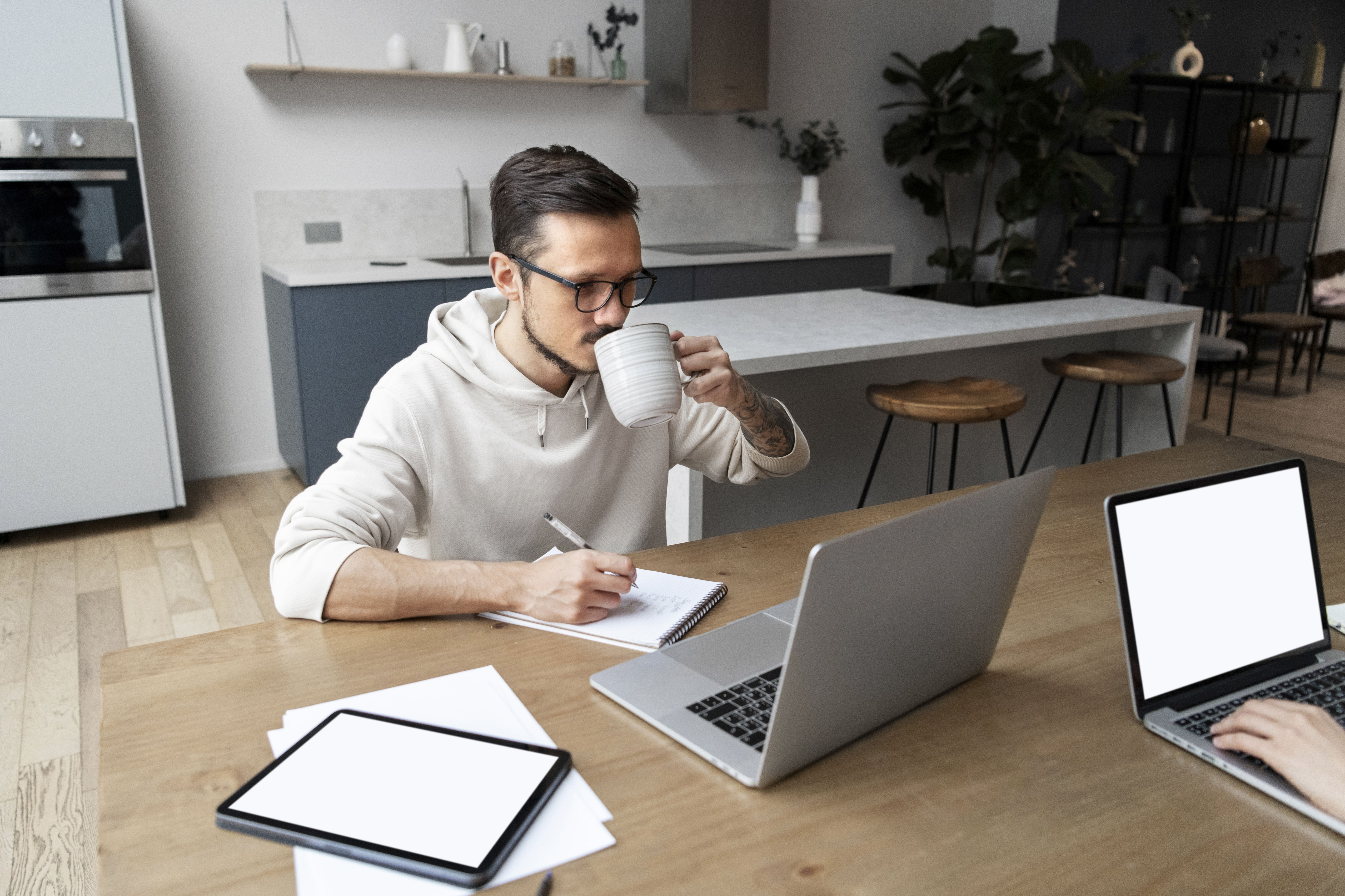 Collaborateur en situation de travail hybride à domicile, illustrant les défis pour sécuriser données télétravail en 2026.