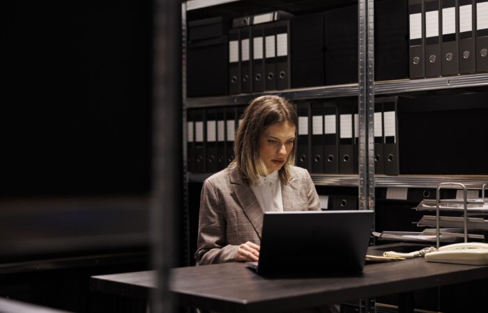 Salle d'archives d'une collectivité, classeurs et dossiers papier