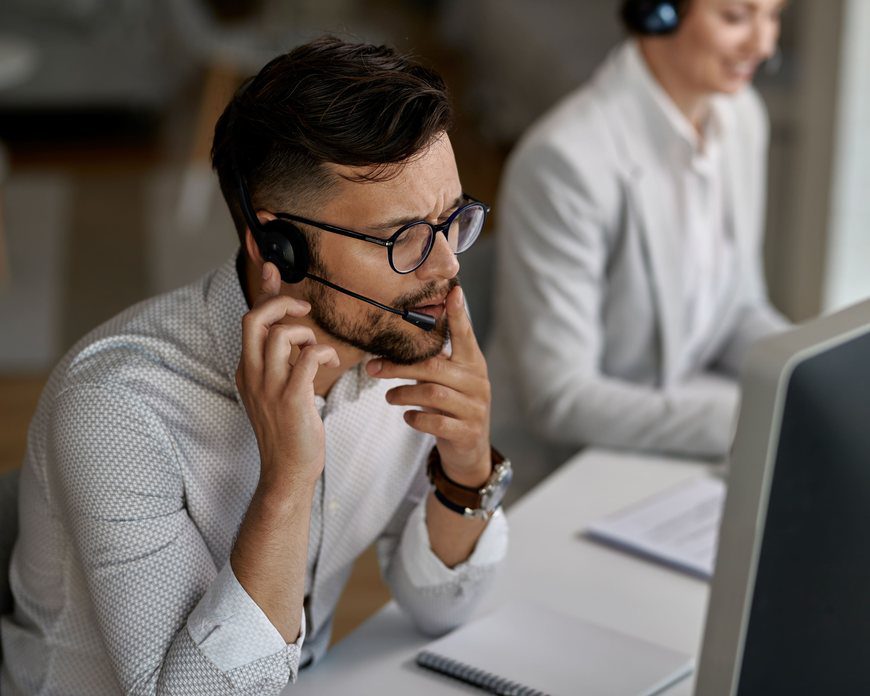 Technicien informatique avec casque, en assistance téléphonique